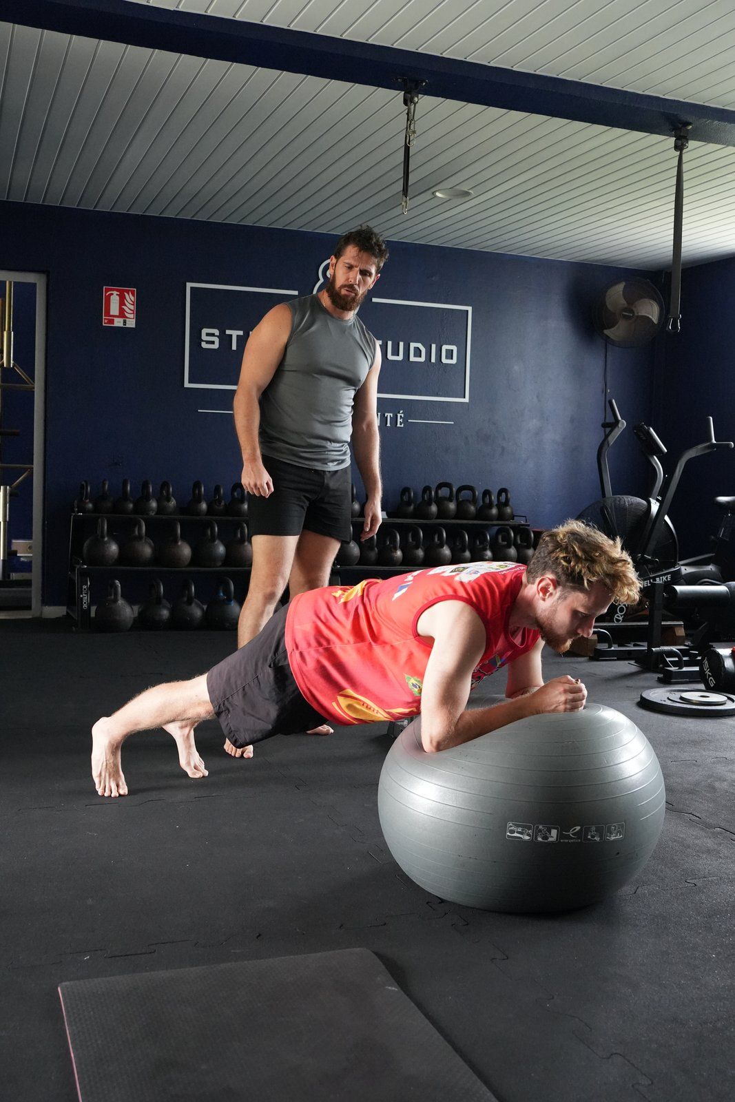 Pompes sur fitball StrongStudio